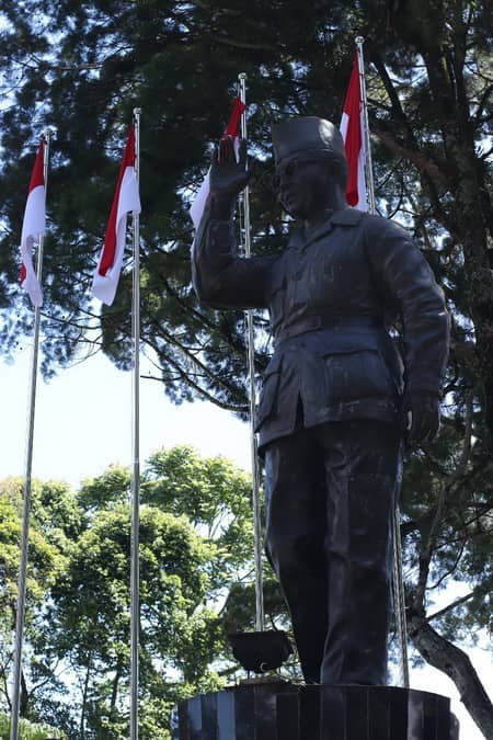 tempat wisata di bukittinggi monumen bung hatta