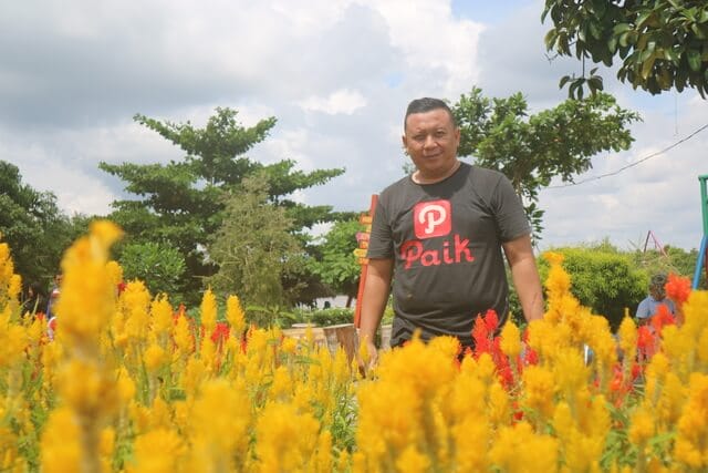 berfoto di taman bunga impian okura pekanbaru