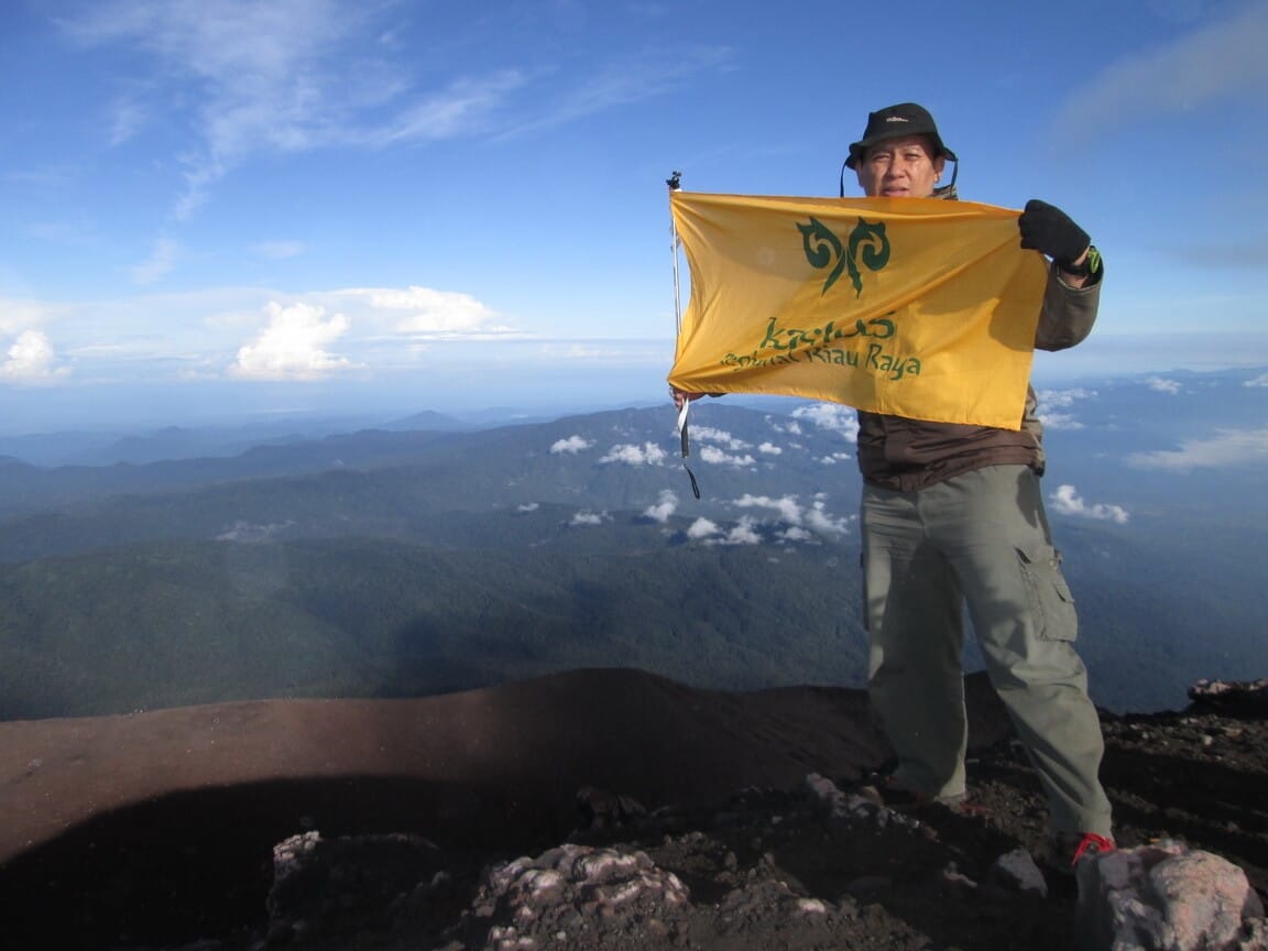 dengan bendera R3 di puncak Gunung Kerinci