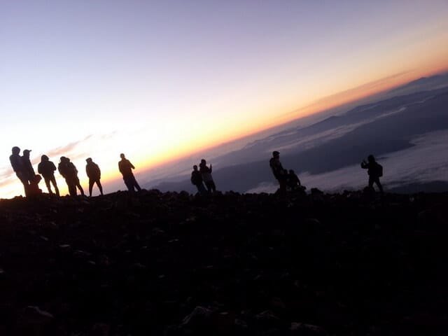 matahari mulai terbit di gunung kerinci