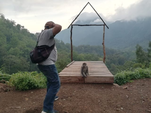 bercengkrama dengan salah satu teman di taman wisata pusuk sembalun