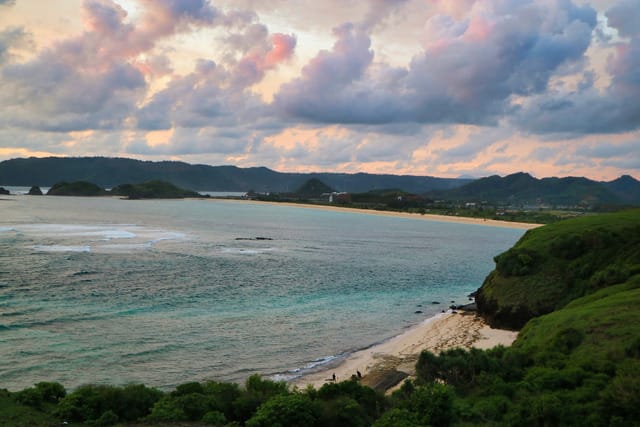 pantai kuta mandalika dari kejauhan