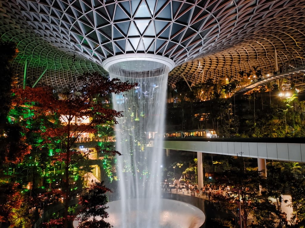 Jewel Changi Airport di waktu malam