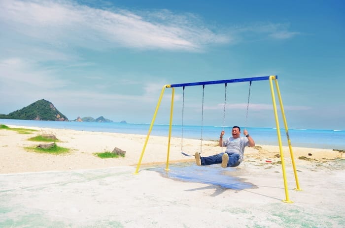 bermain di pantai kuta lombok