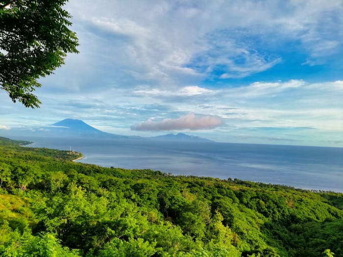 penampakan gunung agung dari nusa penida