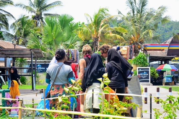 para penjual buah tangan di kuta beach lombok