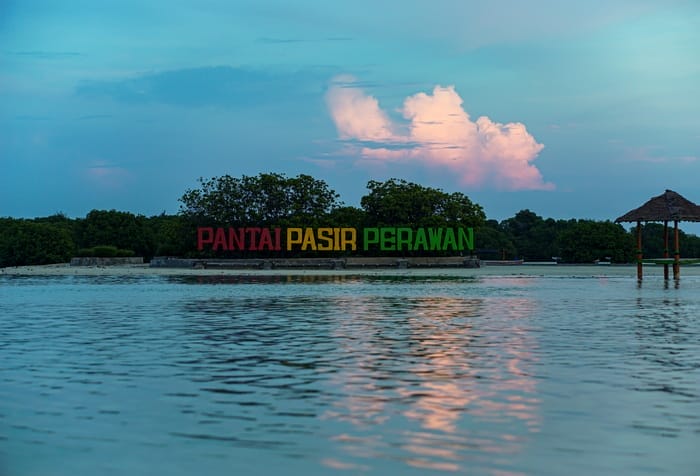 pantai pasir perawan di wisata pulau pari